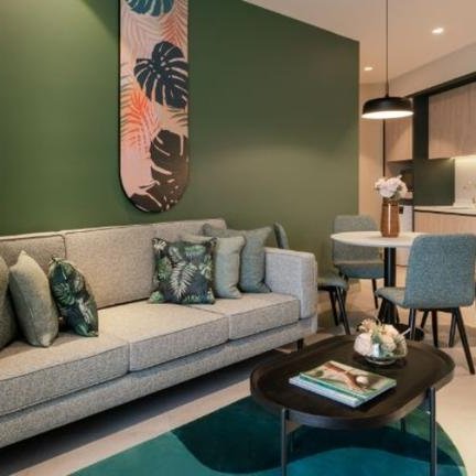 Sofa des Citadines Waterfront Kota Kinabalu – Malaysia & Borneo mit Kindern