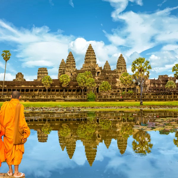 Mönche gehen neben See und Tempel bei Angkor Wat – Kambodscha Familienreise