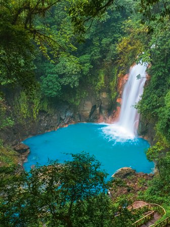 Wasserfall im Tenorio Nationalpark umgeben von üppigem Regenwald – Costa Rica Familienreise