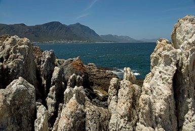 Zerklüftete Felsen entlang der Küste von Hermanus mit Blick auf das Meer – Garden Route Reise mit Kindern