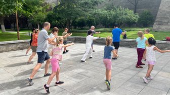 Kinder und Erwachsene lernen Schattenboxen im Park von Xi’an – China mit Kindern