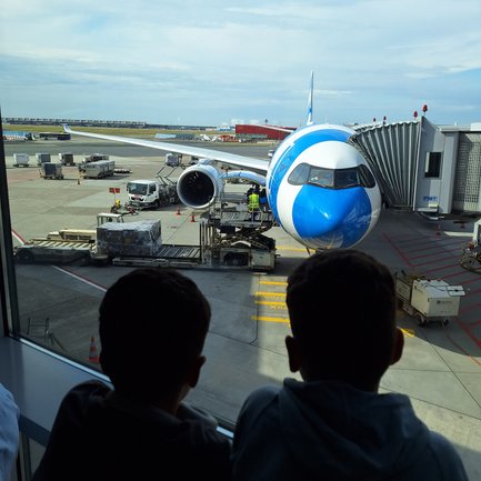 Flughafen Kinder von hinten schauen auf ein Condor Flugzeug