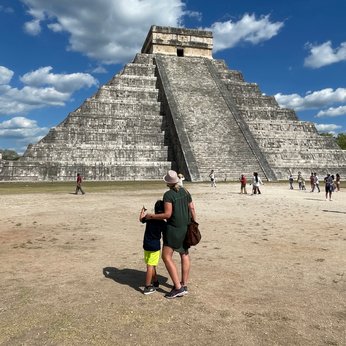 Mutter und Kind bestaunen gemeinsam die Pyramide von Chichén Itzá – Mexiko Reise mit Kindern