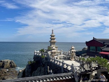 Ein atemberaubender Blick auf den Haedong Yonggungsa-Tempel, der majestätisch über dem ruhigen Meer thront.