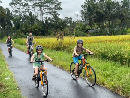 Kinder fahren gemeinsam Fahrrad durch Ubud – Bali Familienreise