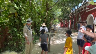 Kinder beobachten die Verarbeitung von Sisalfasern mit traditionellen Maschinen auf der Hacienda Sotuta de Peón – Mexiko Familienreise