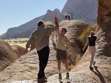 Kind und Reiseleiter im Erongogebirge - Namibia mit Kindern