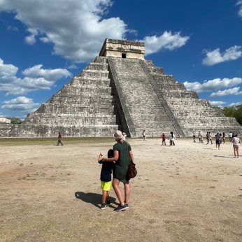 Mutter und Kind bestaunen gemeinsam die Pyramide von Chichén Itzá – Mexiko Reise mit Kindern