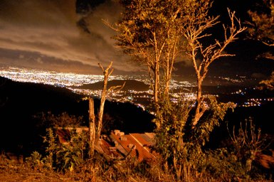 Funkelnde Lichter der Stadt San José in der Abenddämmerung – Costa Rica Reise mit Kindern