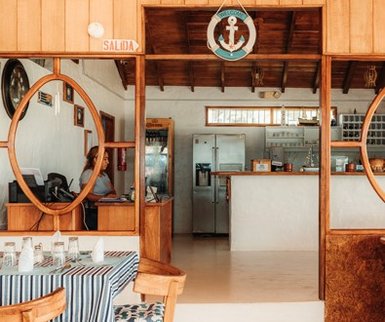 Ein einladendes Restaurant mit Holzdekor, das eine gemütliche Atmosphäre und eine offene Küche bietet.