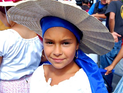 Mädchen trägt traditionelles Kleid in Costa Rica – Costa Rica Reise mit Kindern