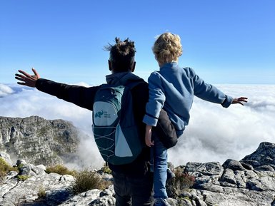 Vater und Kind genießen die Aussicht vom Tafelberg – Südafrika Familienreise