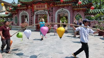 Historisches vietnamesisches Gebäude in der Altstadt von Hoi An – Vietnam mit Kindern