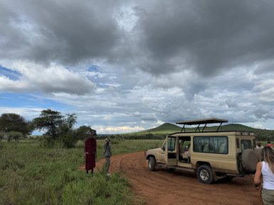 Geländewagen unter bewölktem Himmel im Serengeti-Nationalpark – Tansania mit Kindern