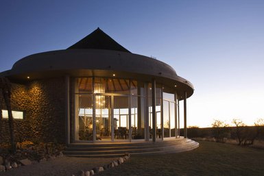 Außenansicht Restaurant Naankuse Lodge - Namibia mit Jugendlichen