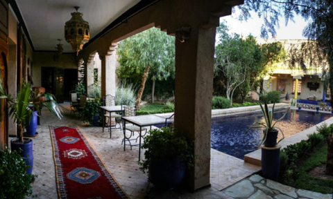 Außenhof im traditionellen Stil im Riad Tama – Marokko Familienreise