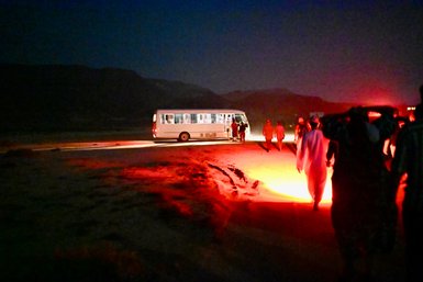 Familiengruppe beobachtet Meeresschildkröten bei Nacht im Ras Al Jinz Turtle Reserve – Oman mit Kindern