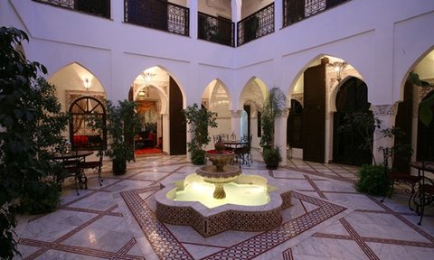 Ruhiger Innenhof im Hotel Riad Nasreen Marrakesch – Marokko Familienreise