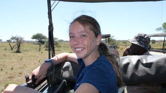 Jugendliche auf Safari im offenen Jeep in der Savanne – Tansania Familienreise