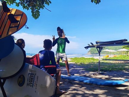 Surf-Guide gibt Surfunterricht in Costa Rica – Costa Rica mit Kindern