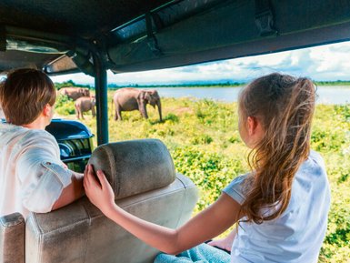 Kinder blicken neugierig aus dem offenen Jeep bei einer Safari im Udawalawe-Nationalpark – Sri Lanka Familienreise