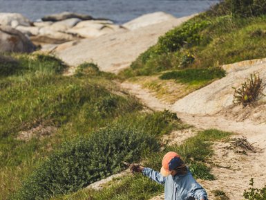 Junge läuft und spielt am Strand des Boulders Beach – Südafrika mit Kindern
