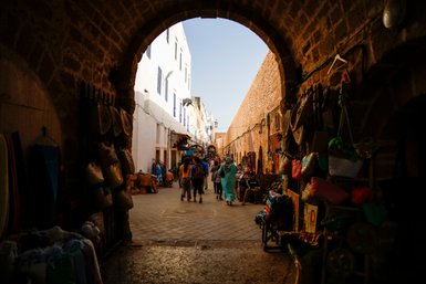 Marktstände im schattigen Souk von Essaouira – Marokko Reise mit Kindern