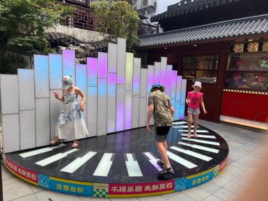 Kinder erleben fröhliche und unvergessliche Momente beim Spielen in Shanghai – China Familienreise