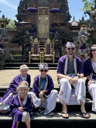 Familie in traditioneller balinesischer Kleidung besucht den Saraswati-Tempel – Bali mit Kindern