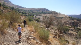 wandern auf dem Pfad vom Ajloun Nature Reserve - Jordanien Urlaub mit Kindern