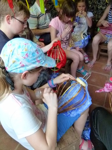 Kinder gestalten bunte Laternen in einem Workshop in Hoi An – Vietnam Familienreise