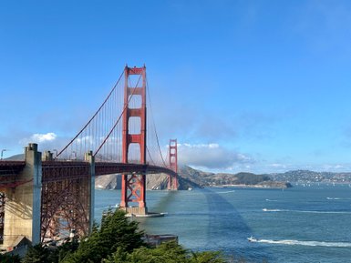 Die Golden Gate Bridge erhebt sich majestätisch über das Wasser, umgeben von sanften Hügeln und klarem Himmel.