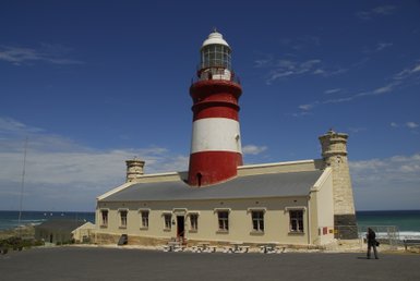 Historischer Leuchtturm von Cape Agulhas aus der Nähe betrachtet – Garden Route Familienreise
