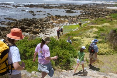 Familie wandert an der Hermanus Küste - Südafrika mit Kindern