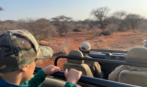 Gruppe auf Safari beobachtet ein Nashorn aus nächster Nähe im Makutsi Game Reserve – Südafrika Reise mit Kindern