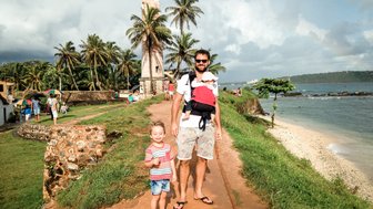 Vater mit zwei Kindern vor dem weißen Leuchtturm im Galle Fort – Sri Lanka Reise mit Kindern