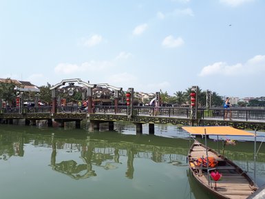 Tagesansicht des Thi Bôn Flusses in der Altstadt – Vietnam mit Kindern