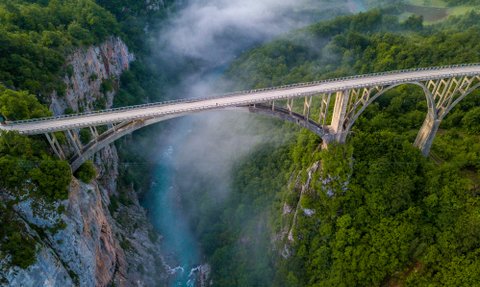 Eine Luftaufnahme der Tara Brücke