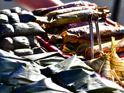 Traditionelle malaysische Gerichte in Pandan-Blättern serviert an einem Marktstand – Malaysia & Borneo Familienreise