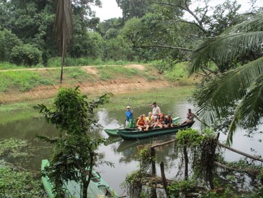 Reisegruppe fährt gemeinsam auf einem traditionellen Katamaran durch einen Fluss – Sri Lanka Reise mit Kindern