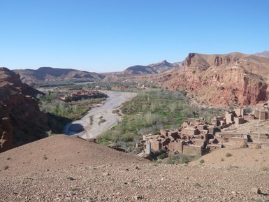 Malerische Aussicht ins Tal der Rosen – Marokko Familienreise