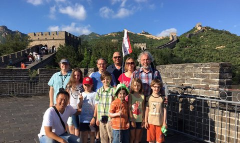 Eine Reisegruppe hält den Moment mit Fotos auf der historischen Großen Mauer fest – China Familienreise