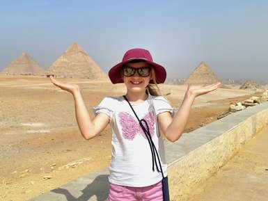 Mädchen blickt auf die Pyramiden von Gizeh in Kairo – Ägypten Reise mit Kindern