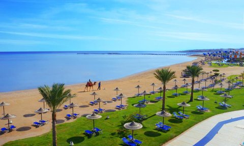 Blick auf den Strand des Jaz Aquamarine Resorts in Hurghada – Ägypten Reise mit Kindern