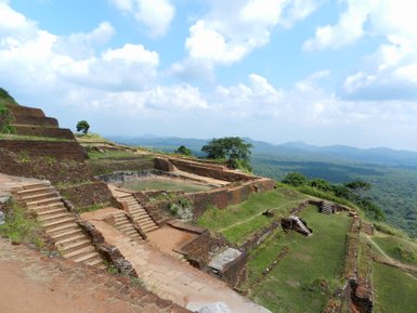 Gärten und alte Ruinen erstrecken sich am Fuße des Sigiriya-Felsens – Sri Lanka Familienreise