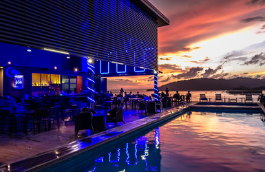 Sky Blu Bar mit nächtlicher Aussicht im Grandis Hotel – Malaysia & Borneo Reise mit Kindern