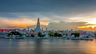 Stimmungsvolle Beleuchtung des Wat Arun Tempels am Abend – Thailand mit Kindern