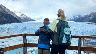 Eine Frau und ein Junge stehen an einem Aussichtspunkt und betrachten den beeindruckenden Perito-Moreno-Gletscher.