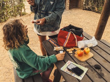 Mutter und Kind beim Picknick im Addo Nationalpark - Südafrika mit Kindern