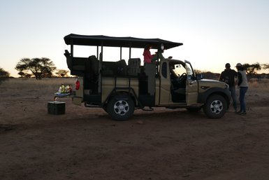 Ein offener Jeep steht bereit zur Weiterfahrt - Namibia mit Jugendlichen